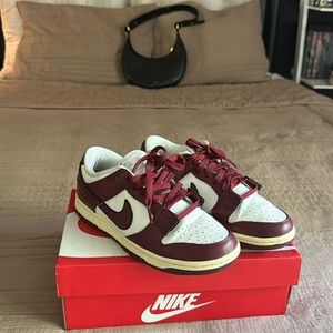 Burgundy Nike low dunks 👟🍷